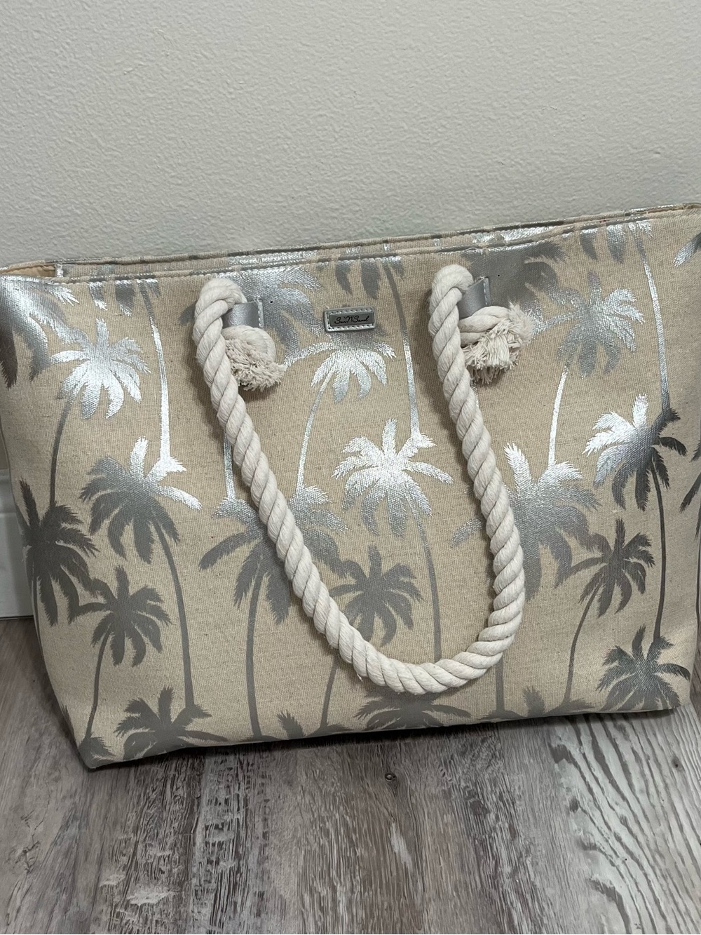 NWOT Sun and Sand Beach-Ready Palm Print Tote Bag in Beige and Silver